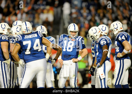 Peyton Manning #18 von den Indianapolis Colts blickt auf aus der Huddle gegen die New Orleans Saints in Super Bowl XLIV Stockfoto