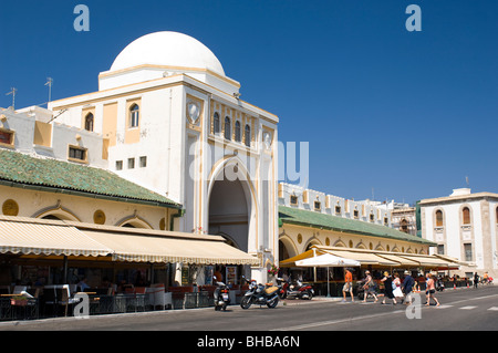 Der neue Ort Markt mit Blick auf den Mandraki-Hafen in Rhodos Stadt, Rhodos, Griechenland Stockfoto