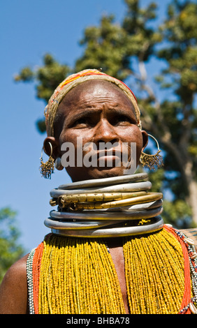 Die Bonda Frauen bedecken ihren Körper mit Perlen und Hälse mit Ringen. Verheiratete Frau schneiden ihre Haare kurz. Stockfoto