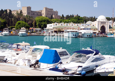 Der Mandraki-Hafen mit Blick auf die Altstadt, den Palast der Großmeister und neuen Place Market, Rhodes Town, Rhodos, Griechenland Stockfoto