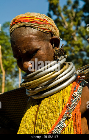 Eine Bonda Frau bedeckt mit bunten Perlen und Halsringe. Stockfoto