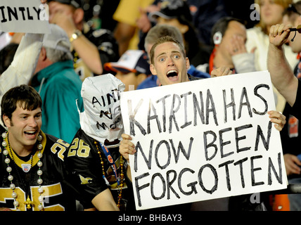 Fans der New Orleans Saints jubeln während eines Spiels gegen die Indianapolis Colts im Super Bowl XLIV Stockfoto