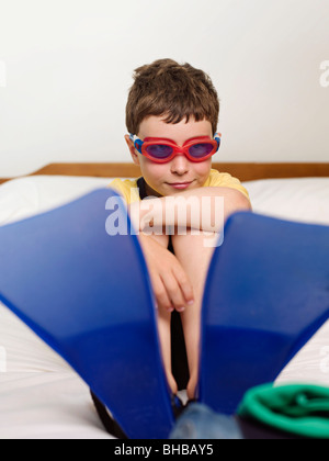 Ein Junge trägt Brille und Flossen Stockfoto