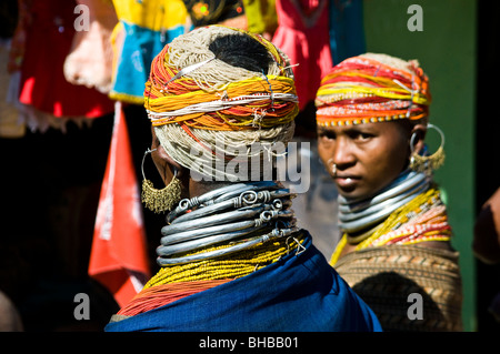 Bunte Bonda-Frauen auf dem lokalen Markt. Stockfoto