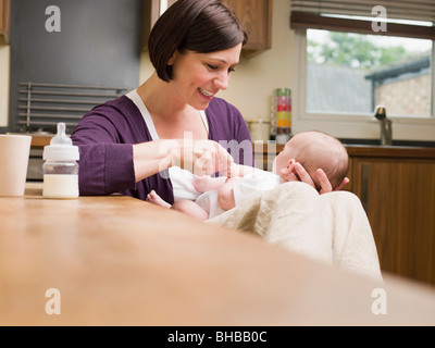 Mutter saß mit ihrem Baby spielen Stockfoto