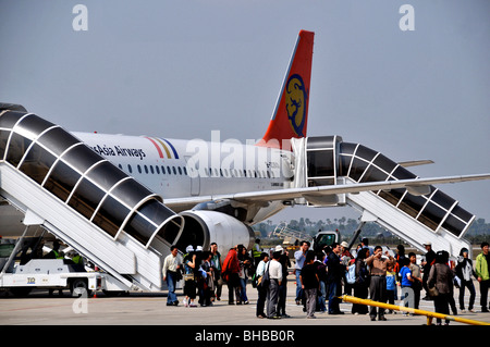 Passagiere, die zu Fuß von einem Airbus A321 geparkt auf dem Asphalt nach dem Aussteigen am Flughafen Siem Reap, Kambodscha Stockfoto