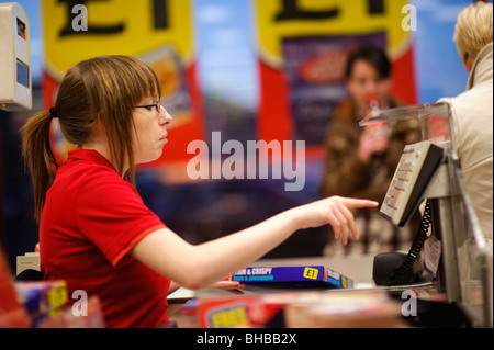 ein junges Mädchen Frau Kassierer arbeiten an Island Tiefkühlkost Supermarktkasse bis UK Stockfoto