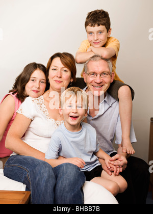 Ein Porträt einer Familie mit 3 Kindern Stockfoto