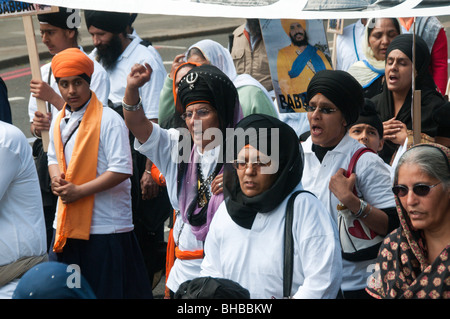 Sikhs anlässlich des 25. Jahrestages der Amritsar-Massaker von indische Armee und Anruf für einen unabhängigen Sikh-Staat. Frau wirft Faust Stockfoto