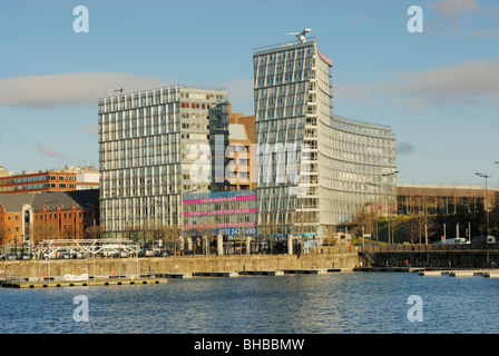 Ein Park West Apartments am Wasser in Chavasse Park Liverpool, Liverpool One Einkaufskomplex Bestandteil. Stockfoto