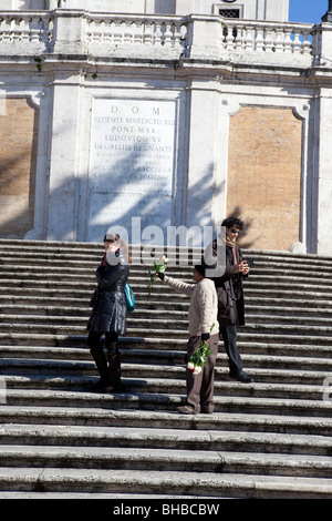 Touristen auf der spanischen Treppe von Mann verkauft Rosen angesprochen Stockfoto