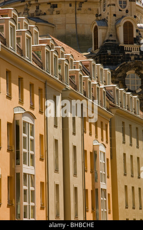 Moderne Wohnhäuser hinter dem Dom und der Frauenkirche in Munzgasse Dresden Deutschland Stockfoto