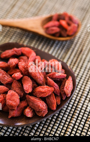 Getrocknete Goji-Beeren in einer Bambus-Schale Stockfoto