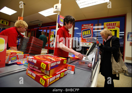 eine Frau an einem Seitenarm des Island gefrorene Lebensmittel Supermarkt einkaufen Stockfoto