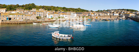 Einen Panoramablick über den Hafen in der alten Fischerei Dorf Mousehole, Cornwall Stockfoto