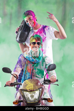 Männer, die Spaß haben am holi Stockfoto