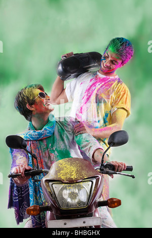 Männer, die Spaß haben am holi Stockfoto