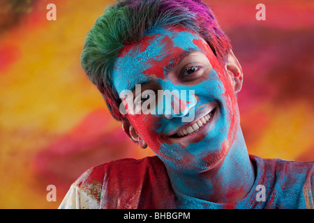 Das Gesicht des Mannes in Holi Farben bedeckt Stockfoto