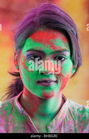 Weibliches Gesicht bedeckt in Holi Farben Stockfoto