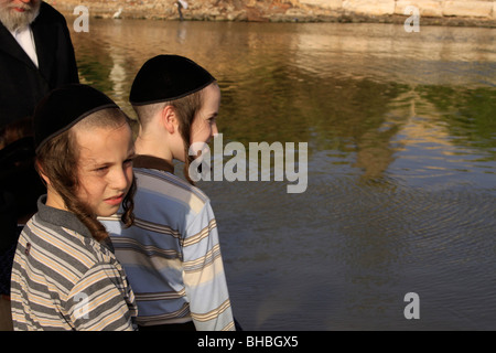 Israel, Tel Aviv, Tashlich Gebet der Premishlan Kongregation von Yarkon River Stockfoto