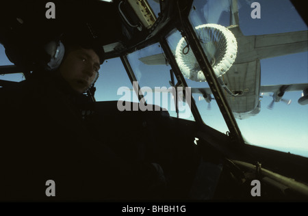 Piloten-Sicht vom Cockpit des Herkules Transportflugzeug wird durch ein weiteres Herc in der Luft auf dem Weg zu den Falkland-Inseln betankt Stockfoto