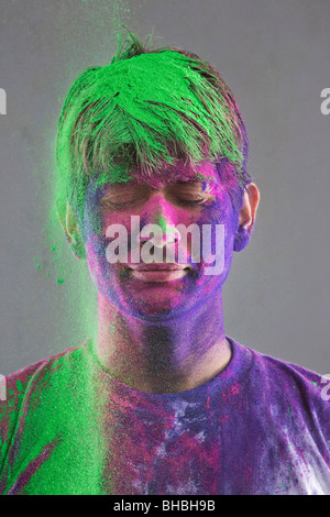 Mann bedeckt in Holi Farben Stockfoto