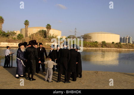 Israel, Tel Aviv, Tashlich Zeremonie der Premishlan Kongregation von Yarkon River Stockfoto