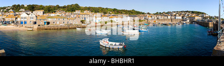 Einen Panoramablick über den Hafen in der alten Fischerei Dorf Mousehole, Cornwall Stockfoto