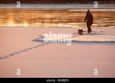 Eisfischen am Fluss Oulujoki Finnland Stockfoto