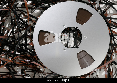 Bürokratie, die von einer großen Rolle von Magnetic Recording Tape verschütten Stockfoto