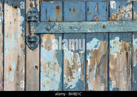 Nahaufnahme einer verwitterten blauen Holztür und abhängen, eine Strandhütte in Hayling Island Stockfoto