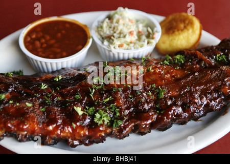 BBQ Rib mit gebackenen Bohnen & Cole Slaw, b.b. Kings Blues Club, Beale Street, Memphis, Tennessee, USA Stockfoto