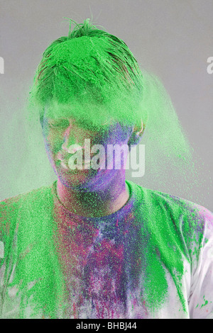 Mann bedeckt mit Holi Farben Stockfoto