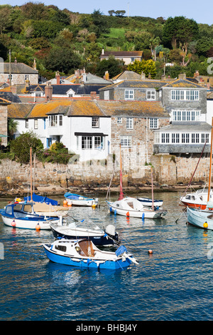 Ferienhäuser an der Harbourfront in der alten Fischerei Dorf Mousehole, Cornwall Stockfoto