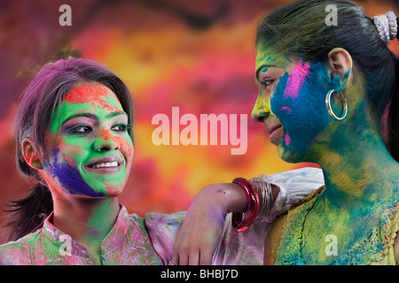 Frauen bedeckt in Holi Farben Stockfoto