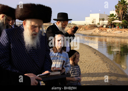 Israel, Tel Aviv, Tashlich Gebet der Premishlan Kongregation Yarkon Fluss, der Admor Stockfoto