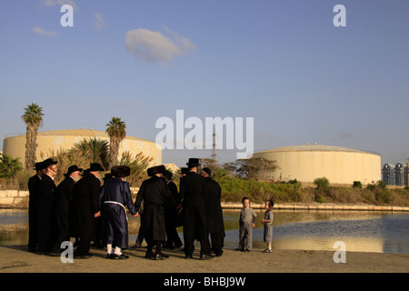 Israel, Tel Aviv, Tashlich Zeremonie der Premishlan Kongregation von Yarkon River Stockfoto