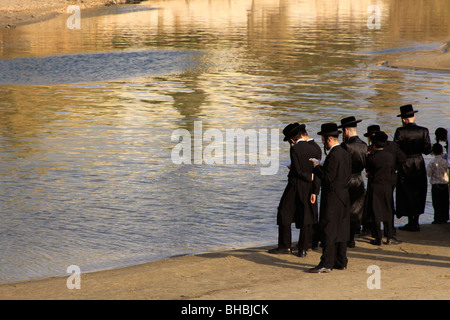 Israel, Tel Aviv, Tashlich Gebet der Premishlan Kongregation von Yarkon River Stockfoto