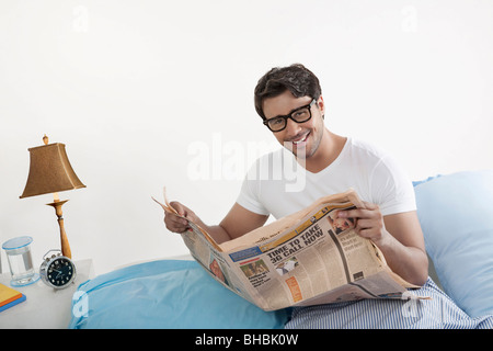 Mann hält eine Zeitung Stockfoto