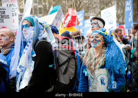 Die "Welle" die größte Demonstration am Klimawandel, London, UK, 12.05.09 Demonstranten in Blau gekleidet. Stockfoto