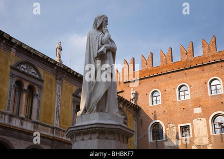 Verona, Veneto, Italien. Statue des Dichters Dante Alighieri in Piazza dei Signori, Fassade des Palazzo del Governo darüber hinaus. Stockfoto