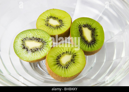 Halbierte Kiwis in eine Glasschale Stockfoto