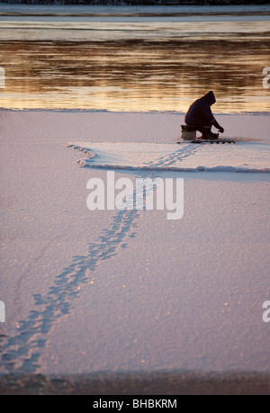 Eisfischen am Fluss Oulujoki Finnland Stockfoto