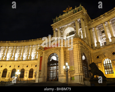 ÖNB Österreichische Nationalbibliothek, nachts in der Hofburg in Wien Stockfoto