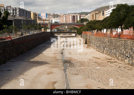 Sturm Wolken über einem Gully der Stadt Santa Cruz auf Teneriffa. Stockfoto