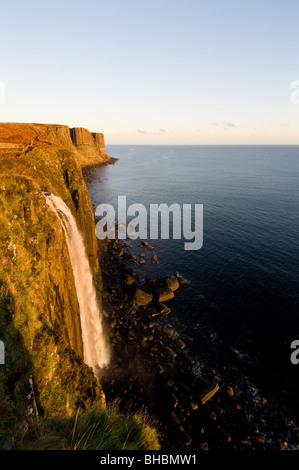 Wasserfall und Meer Klippen am Kilt Rock, Isle Of Skye. Stockfoto