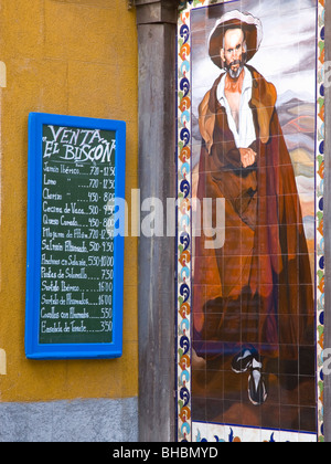 Madrid, Spanien. Speisekarte an Bord und eigelegten an Wand des traditionellen Taverne in den Huertas Bezirk. Stockfoto