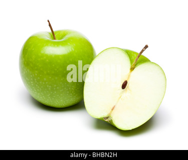 Grüne Äpfel ganz und halbiert Stockfoto