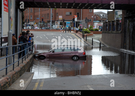 BMW Car floating in Hochwasser nach starken Niederschlägen und verstopfte Abflüsse verursacht es unter Eisenbahnbrücke in Kingston, SW London stecken zu bleiben Stockfoto