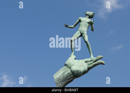 die berühmte Skulptur Hand of God von Carl Milles in Millesgarden Stockfoto